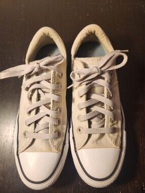 Converse Low-Top Sneakers in Beige and Black Insole
